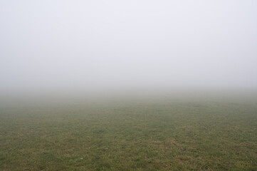Champ dans le brouillard, paysage de novembre, Jura, France - 472098983