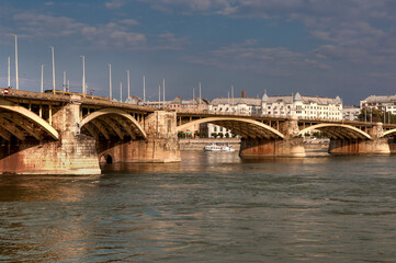 Obraz na płótnie Canvas Die Margaretenbrücke über der Donau in Budapest, der Hauptstadt Ungarns