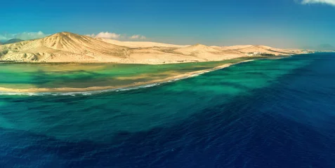 Crédence de cuisine en verre imprimé Plage de Sotavento, Fuerteventura, Îles Canaries Vue aérienne panoramique du banc de sable de la plage de Sotavento et du lagon Fuerteventura