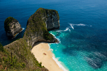 Amazing views of the famous Kelingking bech with a boat on the beach on Nusa Penida Island, Indonesia