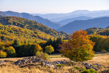 Naklejka premium France, Ardèche (07) vue panoramique sur les Monts d'Ardèche.
