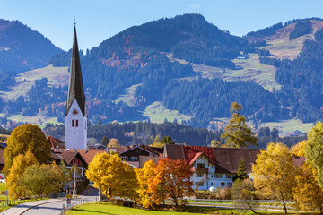 Allgäu - Fischen - Herbst - Ortsansich - Kirche