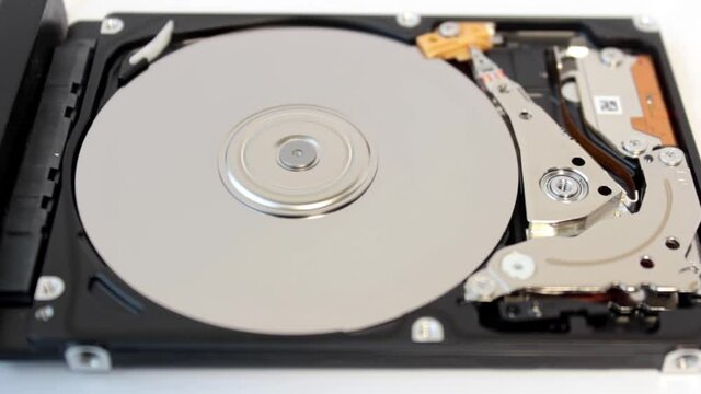 the hard disk turns on, spins the spindle, moves the reading head and turns off, closeup