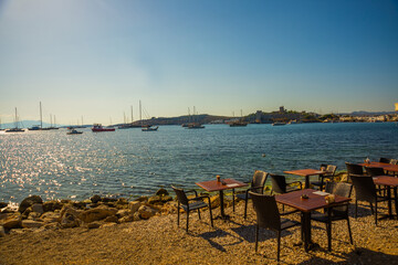 Obraz premium BODRUM, TURKEY: Beautiful view of the coast of Bodrum with a harbor and an ancient fortress.