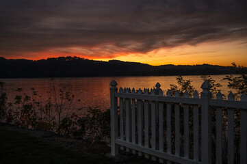 Obraz premium sunrise over the fence