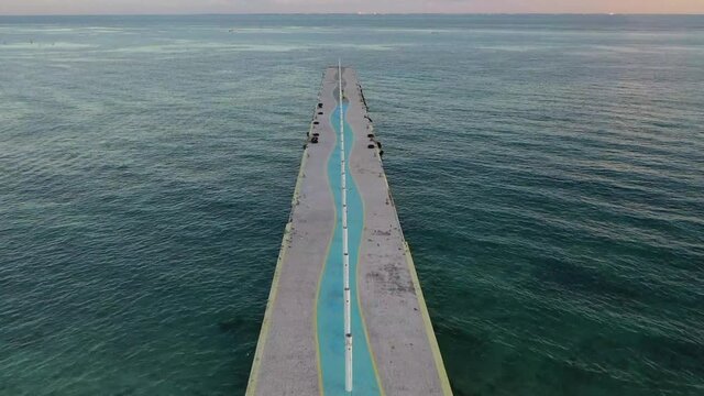 Despegue de drone desde Muelle Constituyentes en Playa del Carmen, Riviera Maya. 