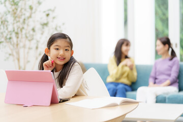 リビングで勉強をする女の子