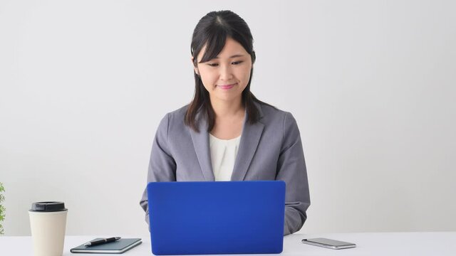 女性　ビジネス　パソコン