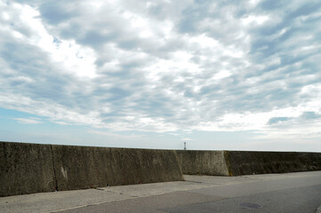 海辺の側道と灯台