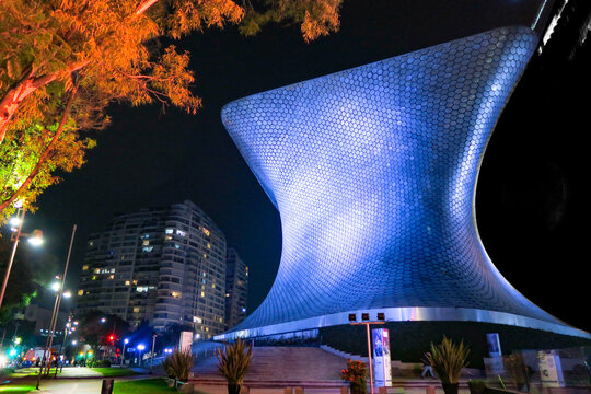 Museo Soumaya en la Ciudad de México de Noche iluminado