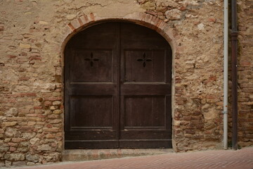 Fototapeta na wymiar old wooden door in a wall