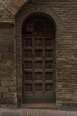 Fototapeta na wymiar old wooden door in wall