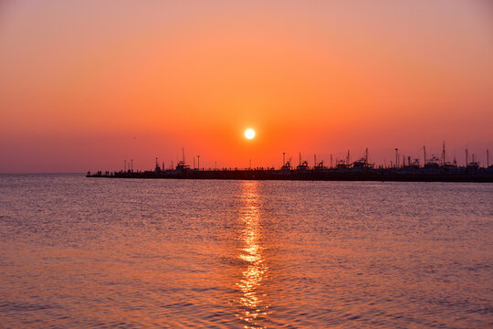 片瀬漁港の夕日が沈む瞬間（全景）