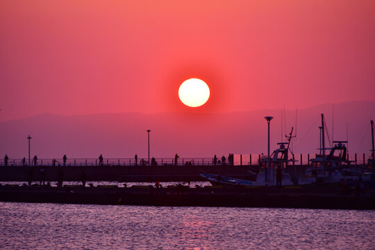 夕日が沈む瞬間」の写真素材 | 176件の無料イラスト画像 | Adobe Stock