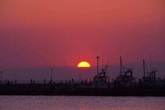 片瀬漁港の夕日が沈む瞬間