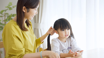 子供のヘアセットをするママ（育児・子育て・家族・ファミリー）