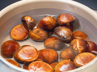 秋の味覚の栗。食べる為にお湯で茹でている栗。