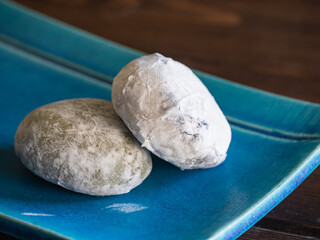 豆が入った甘い大福。美味しい和菓子のクローズアップ。