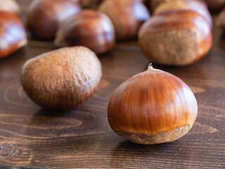 秋の味覚の栗。丸くてツヤツヤの茶色い栗のクローズアップ。
