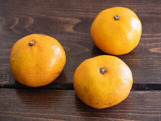 冬に食べる甘くて酸っぱい日本のミカン。