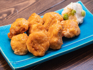 熱々の鶏肉唐揚げとポテトサラダ。