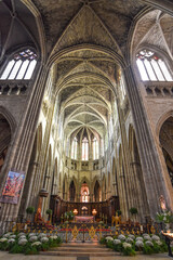 Obraz premium Bordeaux, France - 7 Nov, 2021: Interior of Cathedrale Saint Andre (St. Andrews Cathedral), Bordeaux, Gironde, Aquitaine, France