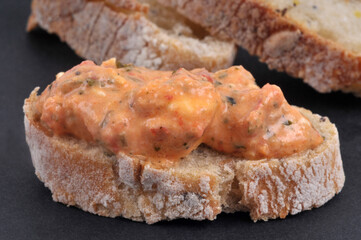 Tartine de pain avec du ktipiti en gros plan