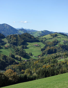 ober&ouml;sterreichisches Alpenvorland mit Blick auf den Traunstein