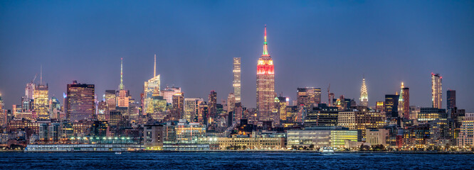 Fototapeta na wymiar Manhattan Skyline panorama at night, New York City, USA