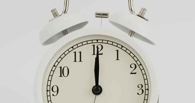 Eat lunch, Twelve o'clock alarm clock start time 11.45 am, Timelapse 30 minutes moving fast.