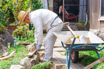 土木工事をする高齢の男性