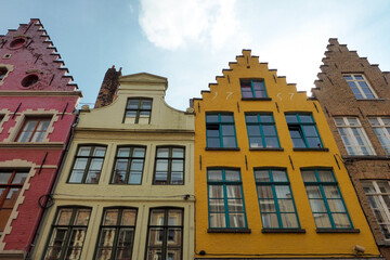 Fotografía de edificios medievales coloridos en Brujas, Bélgica 