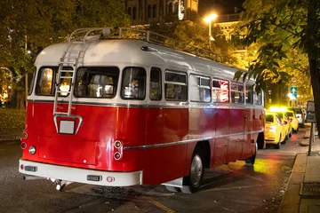 Poster Klassieke rode bus, Boedapest, Hongarije. © Ik.cuin