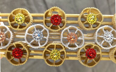 Decorazioni artistiche e addobbi natalizi fatti in casa con la pasta per passione