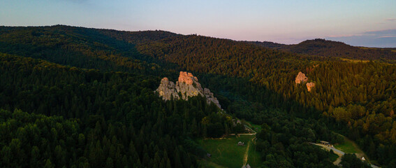 Obraz premium Mountains forest at sunset top view