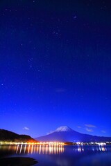 河口湖の富士山と夜空冬の星オリオン座とシリウスの輝き