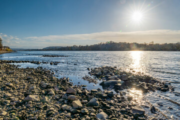 Ausgeliehenes Land: Rheinlandschaft bei Niedrigwasser vor K&ouml;nigswinter