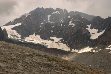 Riese im Dunst; Blick von Südwesten zum Monte Disgrazia (3678m) in den Bernina-Alpen