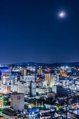 Obraz premium 栃木県庁舎から見える明かりが綺麗な夜の街並み