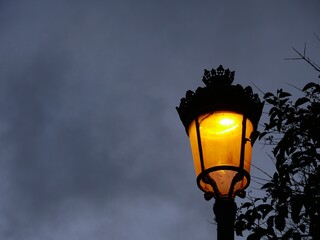 Farola antigua encendida