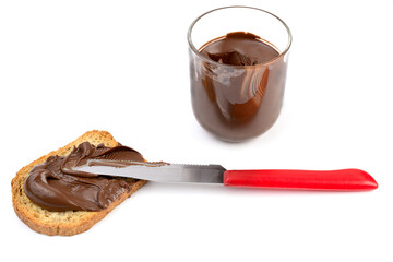 pâte à tartiner sur biscotte isolé sur fond blanc