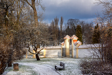 Pierwszy śnieg w Ogrodach Pałacu Branickich, Podlasie, Polska