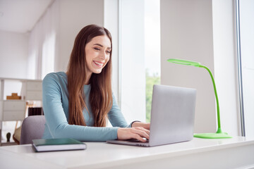 Photo portrait young woman working on laptop from home smiling happy