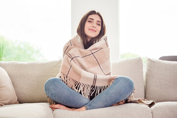 Obraz premium Full length photo of young attractive woman happy positive smile cover plaid comfort cozy rest sit couch home