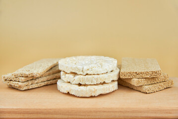 Different types of crispbreads on a wooden board.