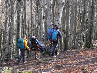 Randonnée solidaire handicap avec joelette chariot fauteuil handicapé pour randonner en montagne...