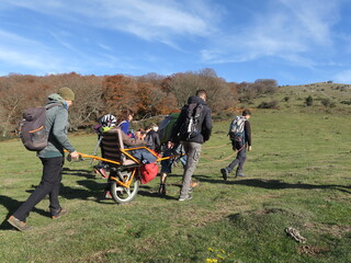 Randonnée solidaire handicap avec joelette chariot fauteuil handicapé pour randonner en montagne...