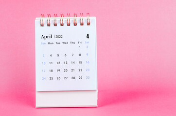 Obraz na płótnie Canvas April 2022 desk calendar on pink
