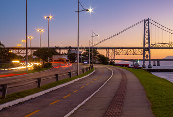 anoitecer em Florianópolis  com as luzes do trafego de carros e a Ponte Hercílio Luz , Florianopolis, Santa Catarina, Brasil 