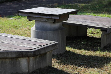ベンチとテーブル